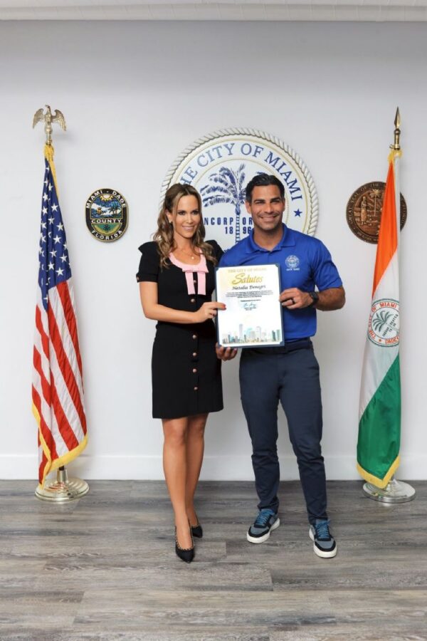 Natalia Denegri con el Alcalde de Miami